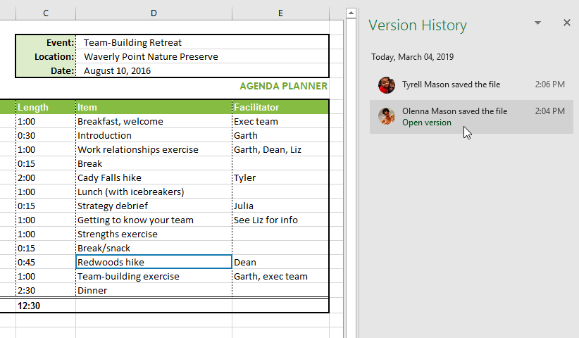 ảnh chụp màn hình nhấp vào biểu tượng đồng hồ để truy cập menu Lịch sử phiên bản