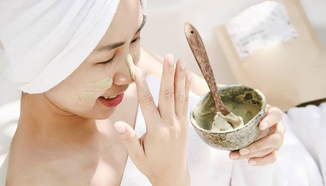 Mặt nạ bột Trà Xanh giúp khắc phục các vấn đề về mụn đặc biệt là mụn đầu đen.