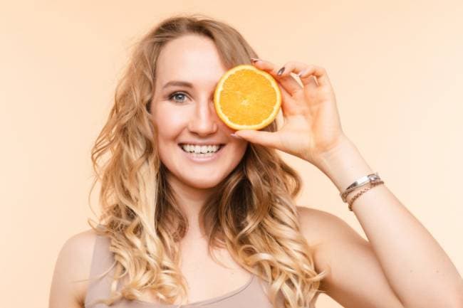 Vitamin C là thành phần chống oxy hoá da rất mạnh, đóng vai trò rất quan trọng trong việc hình thành các nếp nhăn do Vitamin C có tác dụng làm chậm quá trình sản sinh melanin
