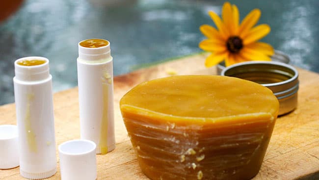 Sáp ong cho chất lượng làm mềm da phong phú, rất hữu ích cho da khô