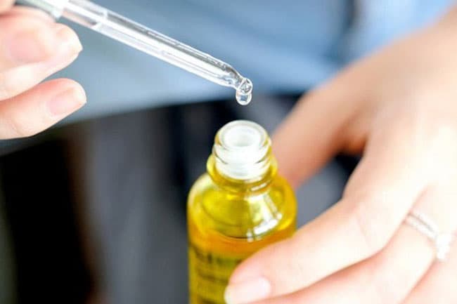 Dầu Vitamin E có thể được sử dụng trên khuôn mặt của bạn như một liệu pháp chống lão hóa ban đêm.