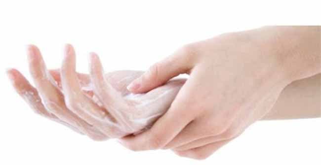 Chất tạo bọt sẽ giúp bạn có được làn da mềm mại, căng bóng.