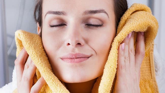 Chườm ấm là cách đơn giản nhất giúp bạn làm dịu tình trạng viêm và có thể giảm đau.