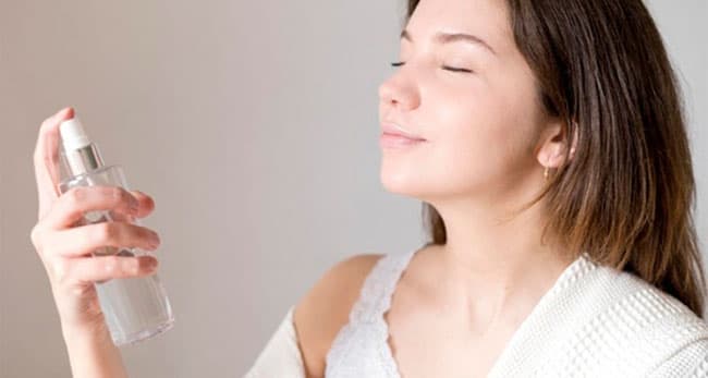 Hàm lượng vi khoáng chất có lợi trong xịt khoáng giúp nuôi dưỡng và bảo vệ làn da.