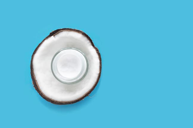 Sử dụng dầu Dừa dưỡng môi mềm mịn, căng hồng
