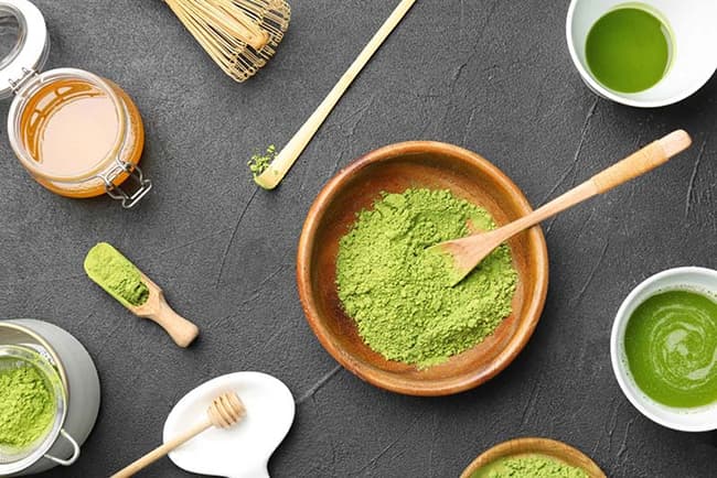 Hòa bột với chanh, trứng gà hay sữa tươi,... để tạo thành mặt nạ bột Trà Xanh dưỡng da.