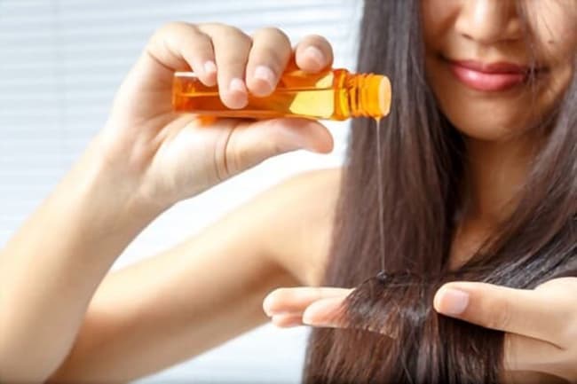 Massage da đầu với tinh dầu Tràm Trà thường xuyên sẽ đảm bảo tóc luôn óng ả và bóng mượt