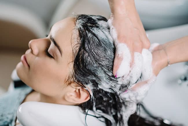 Dầu gội ngoài làm sạch còn chăm sóc toàn diện cho mái tóc.