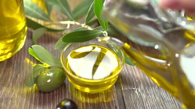 giúp loại bỏ gàu trên da đầu, Dầu Olive giúp phục hồi tóc hư tổn