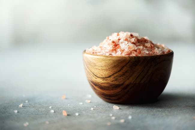 Muối Hồng Himalaya có đặc tính kháng khuẩn hỗ trợ cho điều trị mụn trứng cá.