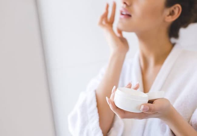 Bạn nên dùng kem dưỡng ẩm cho da mặt để cung cấp đủ độ ẩm, đem lại làn da tràn đầy sức sống.