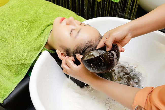 Sử dụng serum gội Bồ Kết khi gội đầu