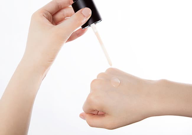 Labcos gia công tinh chất dưỡng trắng HA có dạng lỏng sệt, trong suốt