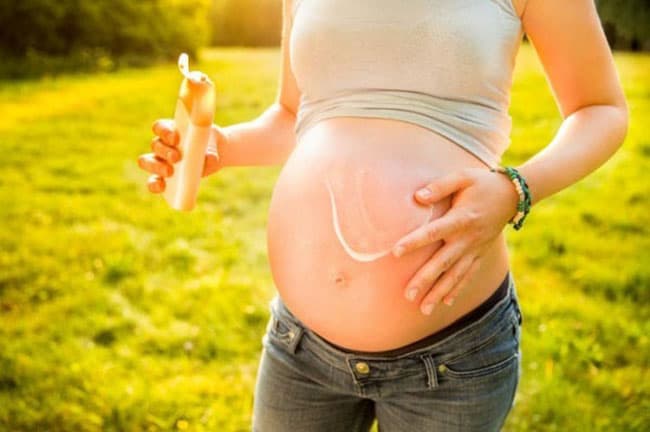 các mẹ bầu nên tránh xa các loại kem chống nắng hoá học 100%