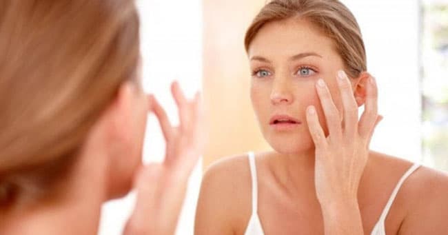 Đối với da nhạy cảm, khách hàng nên lựa chọn kem dưỡng da có chứa các thành phần thiên nhiên