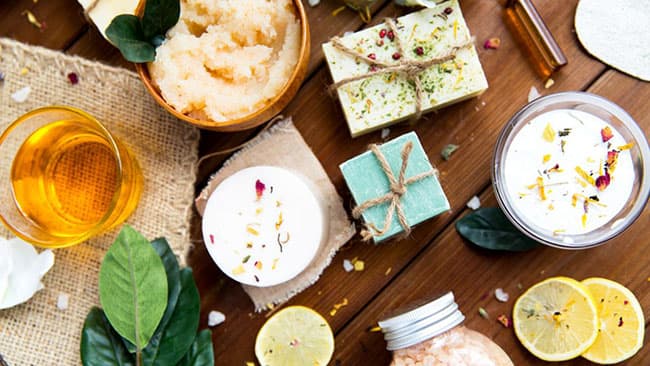 Mỹ phẩm thiên nhiên là dòng mỹ phẩm được chiết xuất hoàn toàn từ các nguyên liệu có nguồn gốc từ tự nhiên.