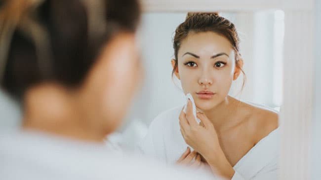 Lactic Acid hoạt động bằng cách kích thích da sản sinh tế bào mới