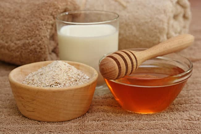 Kết hợp bột cám gạo và mật ong làm mặt nạ dưỡng da ban đêm