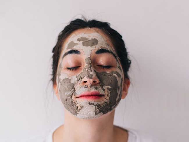 Mặt nạ kết hợp tinh dầu và đất sét trị mụn.