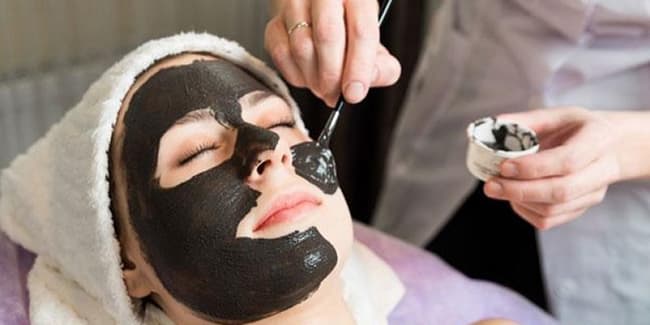 mặt nạ than hoạt tính có màu xám đậm, khô nhanh