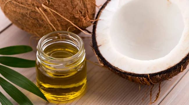 Dầu Dừa homemade có màu trong suốt hoặc vàng nhạt