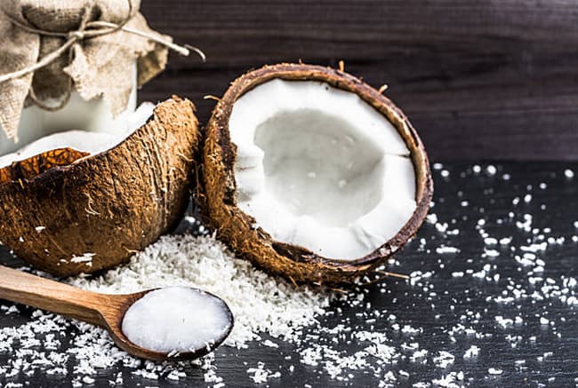 dầu Dừa nguyên chât chiết xuất từ cơm Dừa từ những trái Dừa già.