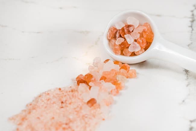 Muối Hồng Himalaya có màu hồng nhạt rất đẹp mắt.