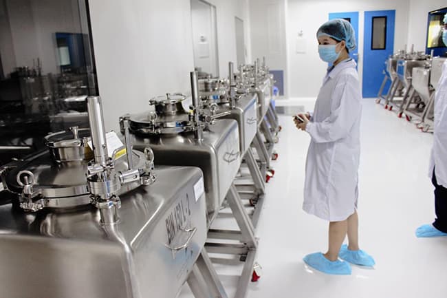 Nhà máy gia công mỹ phẩm chuẩn GMP tại khu vực sản xuất cần có những quy định về: Bố trí, thiết kế, xây dựng và bảo trì từng khu vực bên trong.