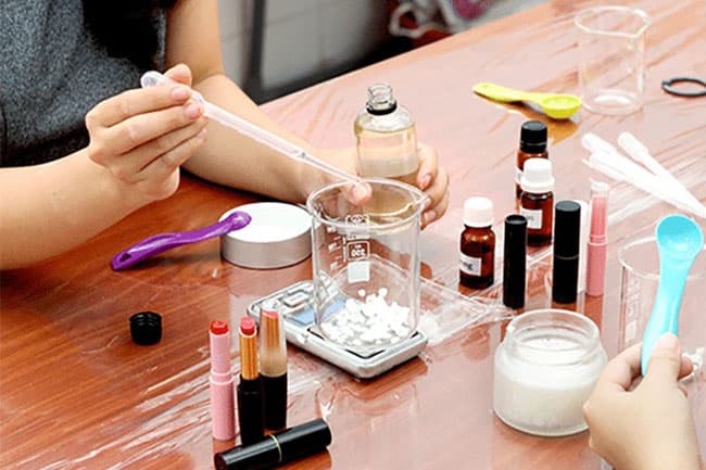 Một nguồn nguyên liệu mỹ phẩm chất lượng cần trải qua quy trình đánh giá kiểm định an toàn.