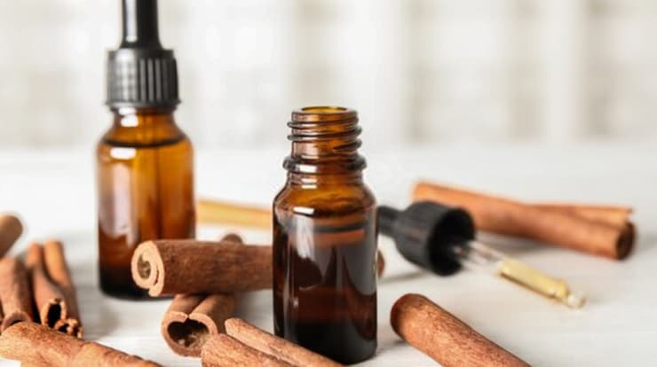 bảo quản tinh dầu Vỏ Quế trong các lọ thủy tinh tối màu