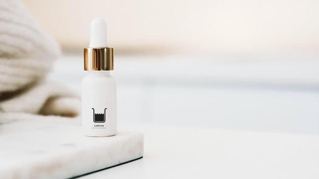 Niacinamide có khả năng chống lại tác hại của các gốc tự do và kiểm soát mụn.