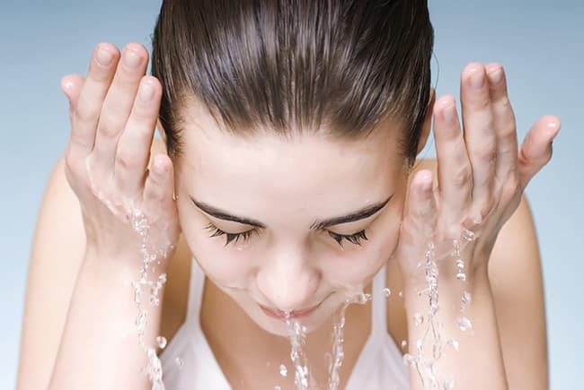 Chọn cho mình một loại sữa rửa mặt phù hợp để rửa mặt vào buổi sáng.