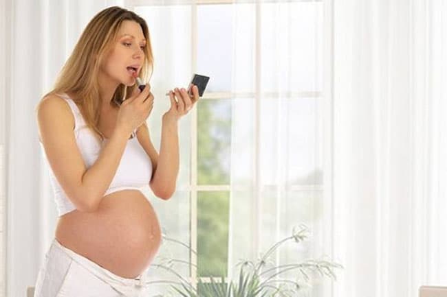 Khi sử dụng son dưỡng môi, mẹ bầu nên kiểm tra kỹ thành phần để đảm bảo không chứa gây hại.