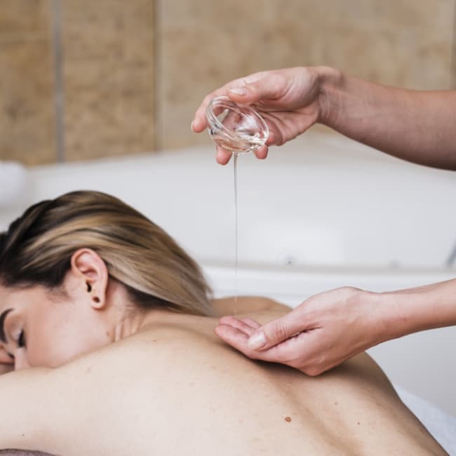 Massage thư giãn với tình dầu