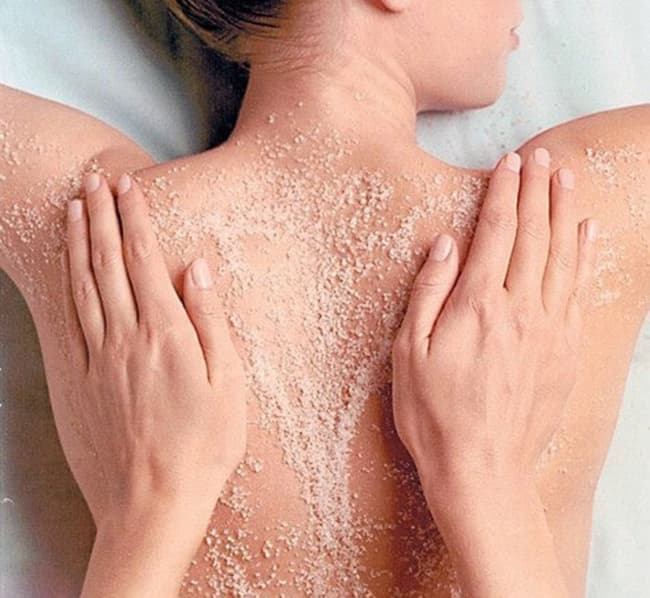 Muối Hồng Himalaya là một chất tẩy tế bào chết tự nhiên một cách dễ dàng.