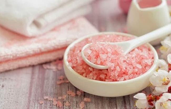 Tắm với muối Hồng Himalaya đem lại một trải nghiệm thư giãn.