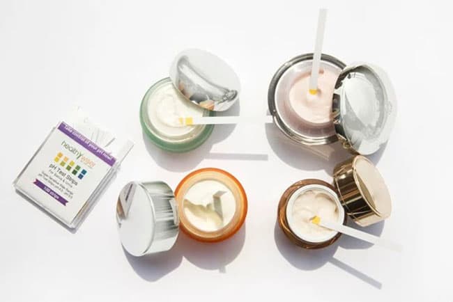 Nhà sản xuất mỹ phẩm cần sử dụng chất điều chỉnh pH để cân bằng các yếu tố trong mỹ phẩm.