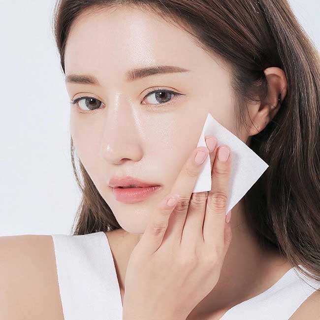 Việc tẩy trang sau khi dùng kem chống nắng là điều hết sức cần thiết.