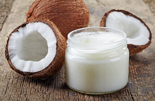 Dầu dừa có khả năng tiêu diệt các gốc tự do trong cơ thể, làm chậm quá trình lão hoá da