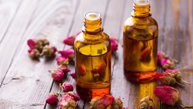Dầu Tẩy Trang Hoa Hồng là sản phẩm được kết hợp từ các loại dầu thiên nhiên như: Dầu Olive, Dầu Dừa, Dầu Cám Gạo, Dầu Hạt Nho, Dầu Thầu Dầu, Dầu Jojoba, Dầu Argan