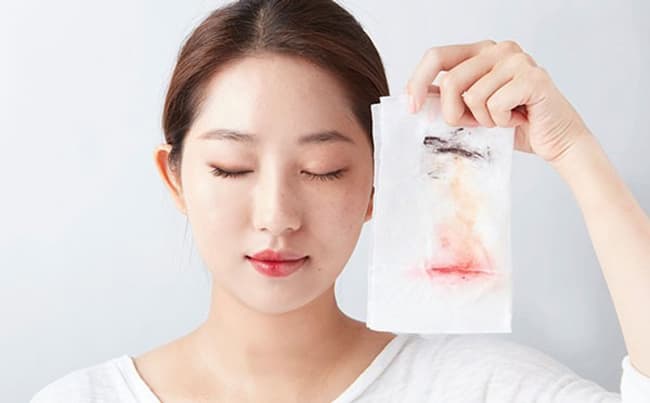 Tẩy trang là bước quan trọng mà bạn không nên bỏ qua.