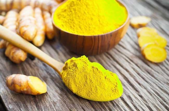 Bột Nghệ có công dụng trị sẹo tốt.