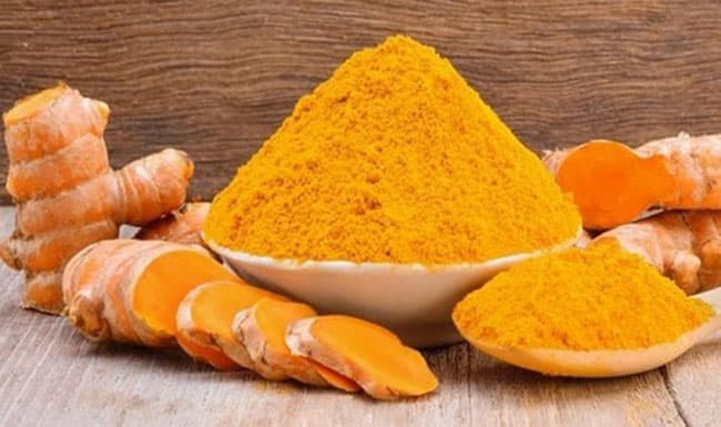 Tinh bột nghệ chứa một lượng lớn các hoạt chất có kích thước phân tử nhỏ nên dễ dàng thấm sâu vào da.