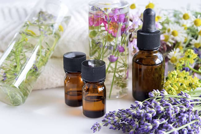 Tinh dầu là nguồn nguyên liệu mỹ phẩm sạch thuần thiên nhiên với những công dụng tuyệt vời