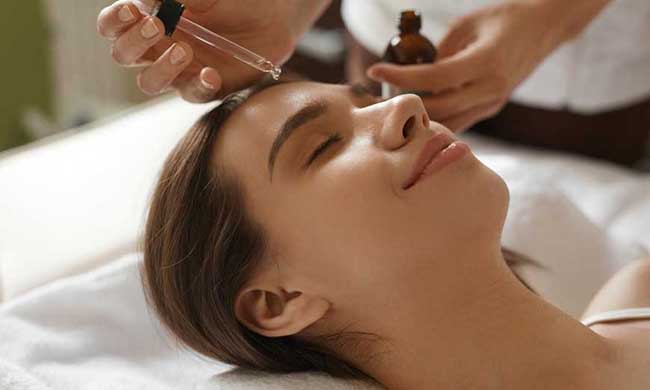 Tinh dầu có thể hỗ trợ trị mụn hiệu quả.