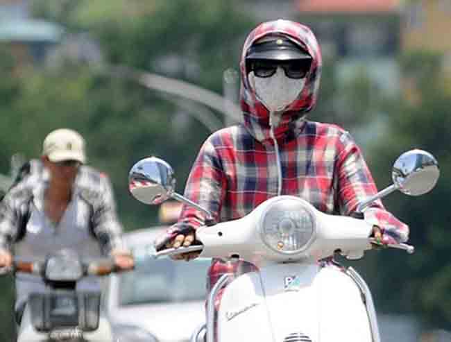 Tránh tiếp xúc với ánh nắng, che chắn kỹ càng khi ra ngoài.