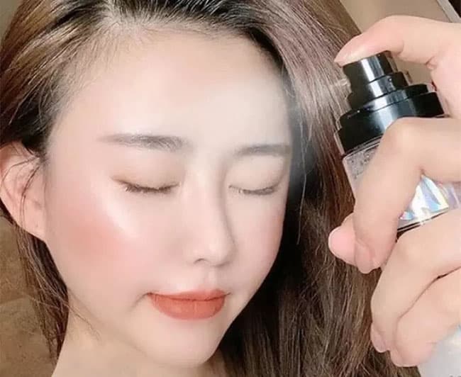Khi trời nóng xịt khoáng sẽ giúp ổn định, khóa lớp make up lại để giữ được lâu hơn.
