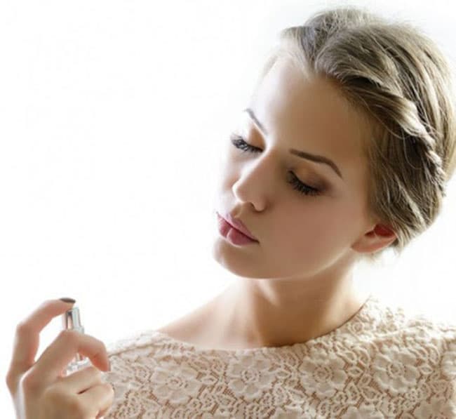 Xịt nước hoa lên quần áo giúp giảm nguy cơ dị ứng với nước hoa.